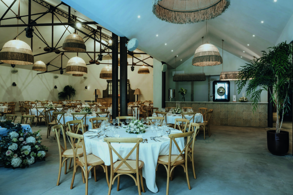 Clos St-Jacques Crédit Lorene CREUZOT salle de réception avec bar