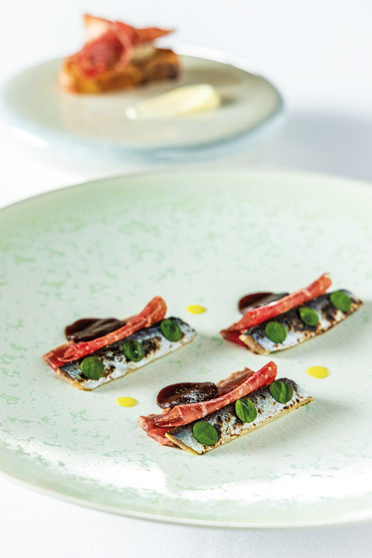 Bœuf AOP Charolles rôti en tranches, sardines marinées, concentré iodé et babeurre