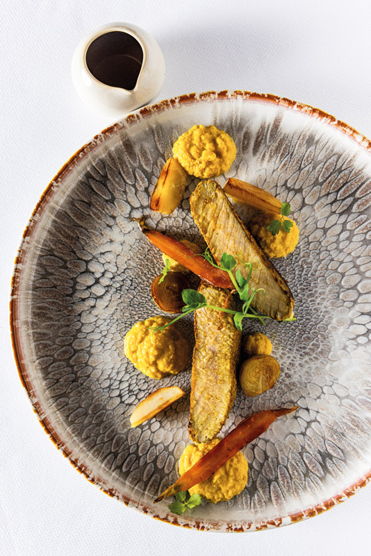 Carré de cochon de la Ferme du Trembloy   aux épices créoles, purée de carottes et   gingembre, légumes braisés et jus réduit