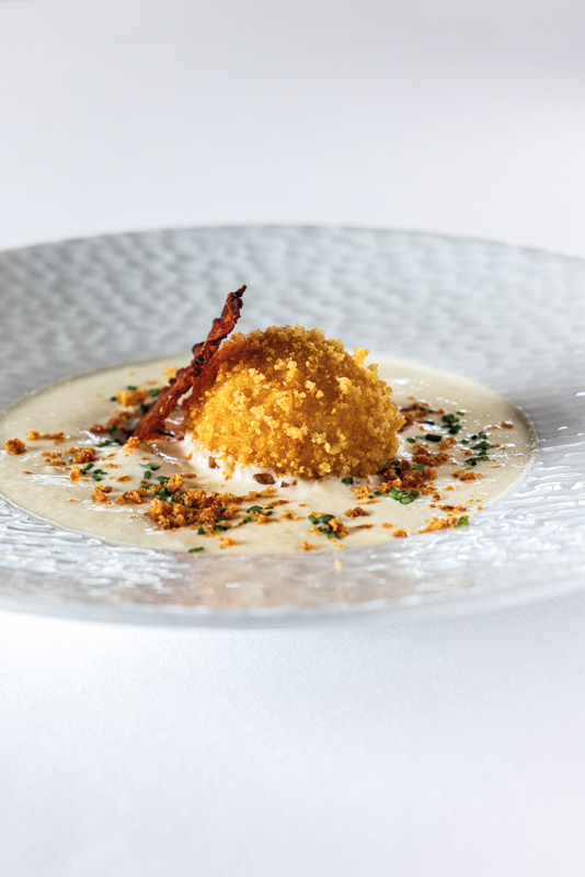 L’œuf croustillant, fondue d’oignons   et poitrine fumée Espuma   à la tomme du Morvan