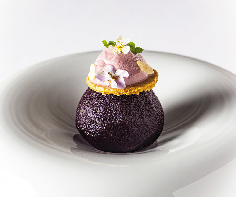 Poire au vin, croustillant de chocolat blanc, crème vanille et émulsion de pinot noir