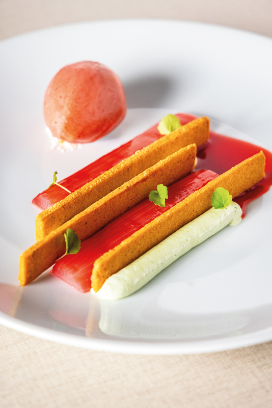 Rhubarbe confite, fraise fraîche, crémeux à l’estragon et à l’agastache, biscuit et sorbet à la fraise Senga