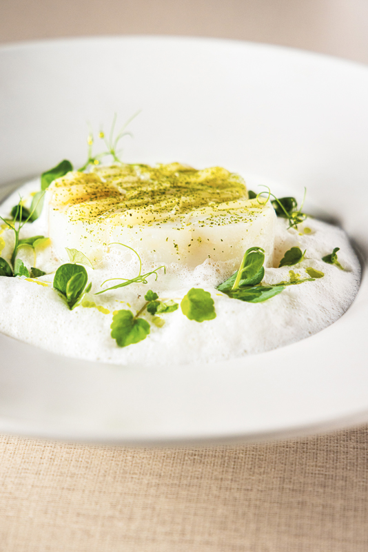 Poisson de ligne, jardin de légumes printaniers, émulsion de lait infusé à la cardamome rafraichie aux agrumes