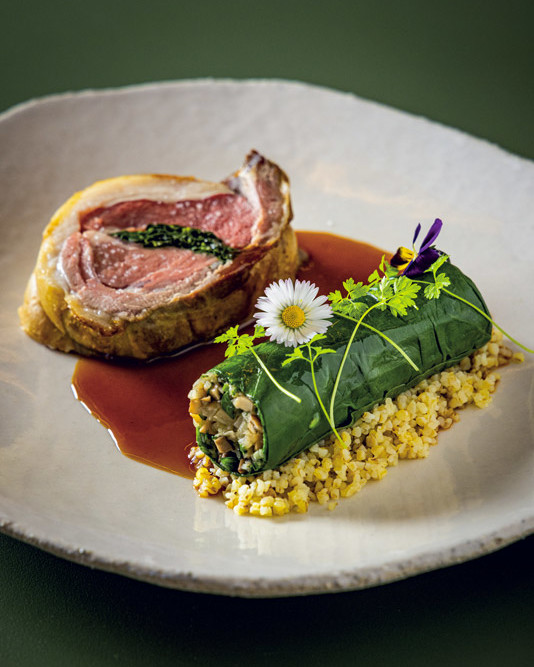 Selle d'agneau farcie aux épinards, blettes, jus réduit