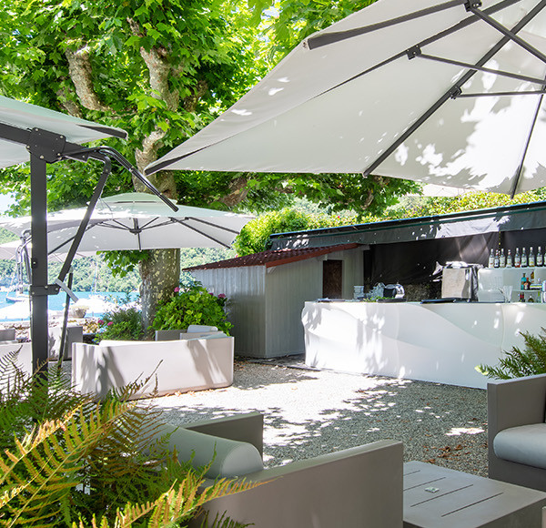 Terrasse bar vue lac