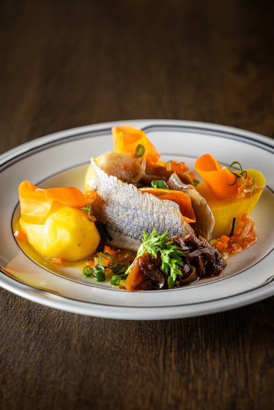 Filets de harengs marinés, carottes, oignons doux et pommes de terre tièdes