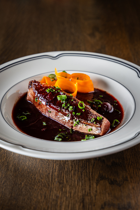 Magret de canard, sauce cassis et griottes