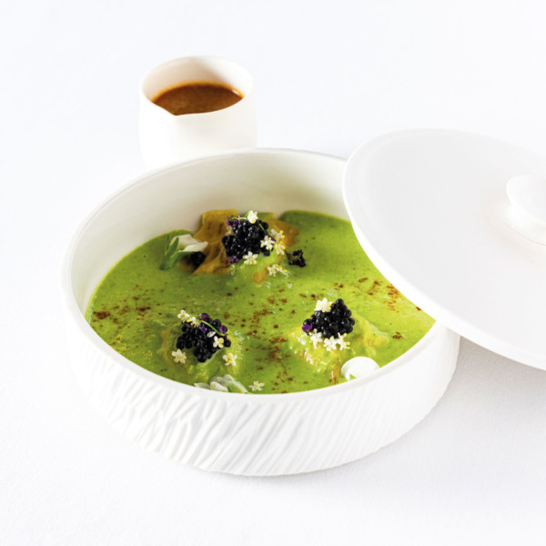 Raviole de langoustine au saté perle de hareng fumé et crème de petits pois