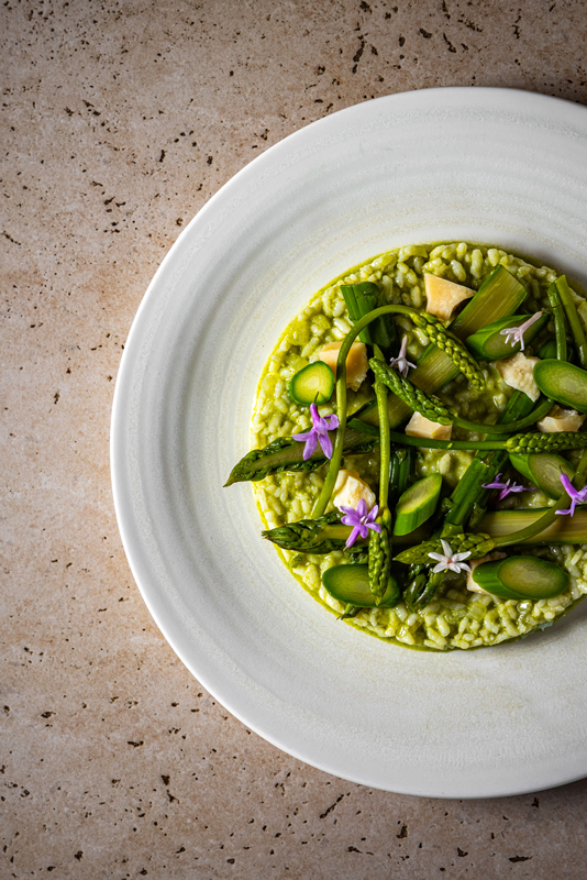 Risotto aux asperges vertes,   pesto d’ail des ours et   éclats de parmesan