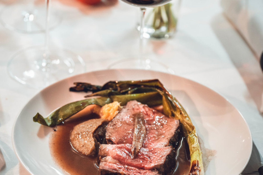 Agneau de Lait, Asperges Vertes, Aillets et Harissa
