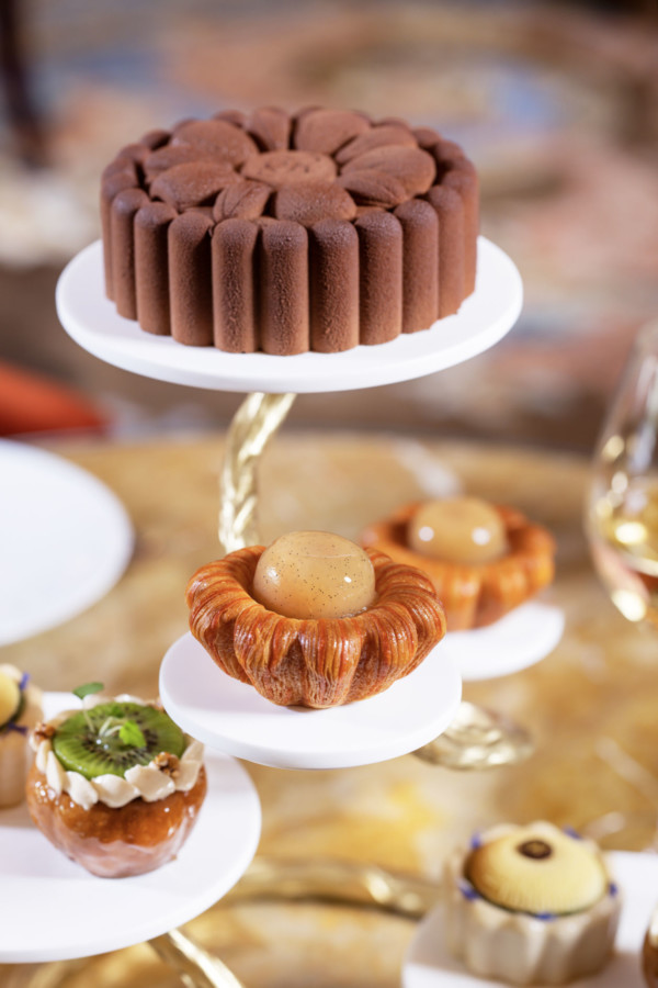 Baba au sarrazin, kiwi et herbes fraîches, fleur de tournesol et charlotte tout chocolat,