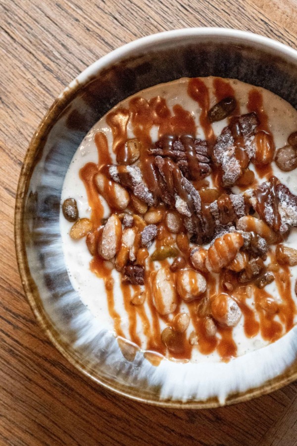 Riz au lait à la vanille, fruits à coque caramélisés, et coulant au caramel dulce de leche et beurre demi-sel