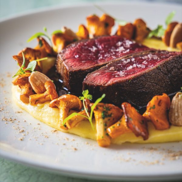 Filet de cerf rôti aux girolles
